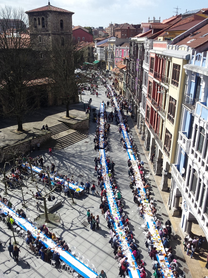 El cupón de la ONCE se suma a la Fiesta de El Bollo de Avilés, con una imagen de su multitudinaria Comida en la Calle